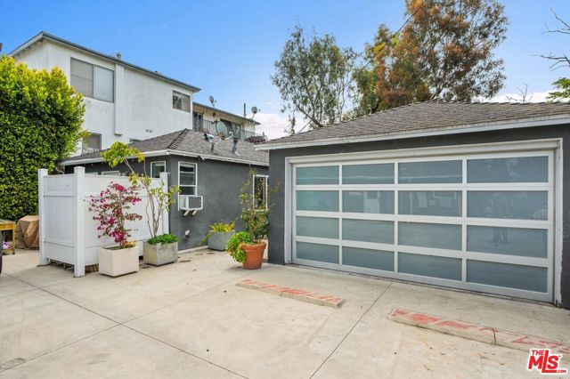 828 Hill Street, Santa Monica CA: https://media.crmls.org/mediaz/48b95249-1b53-4d8e-bae9-19053fab997c.jpg