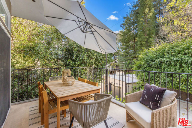 10523 Selkirk Lane, Los Angeles CA: https://media.crmls.org/mediaz/48b96990-aa09-45ab-be89-50e750f5343c.jpg
