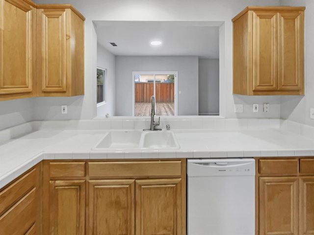 4455 Meadow Valley Cir, Fairfield CA: https://media.crmls.org/mediaz/48b99462-f569-465b-8eb1-ea95e893aa5a.jpg