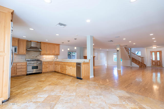 4539 Mammoth Avenue, Sherman Oaks CA: https://media.crmls.org/mediaz/48b9b2bd-2384-4da6-b73b-7ca4a7c100a2.jpg