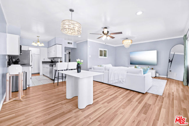 12801 Moorpark Street, Studio City CA: https://media.crmls.org/mediaz/48b9e452-798e-431a-8243-0ce656ea5b49.jpg