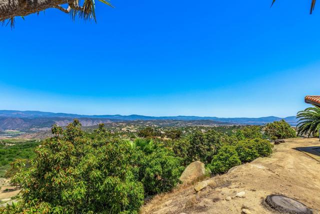 16641 Eagles Crest Rd, Ramona CA: https://media.crmls.org/mediaz/48baa087-d95a-4eb3-9d6f-1984e182a91f.jpg