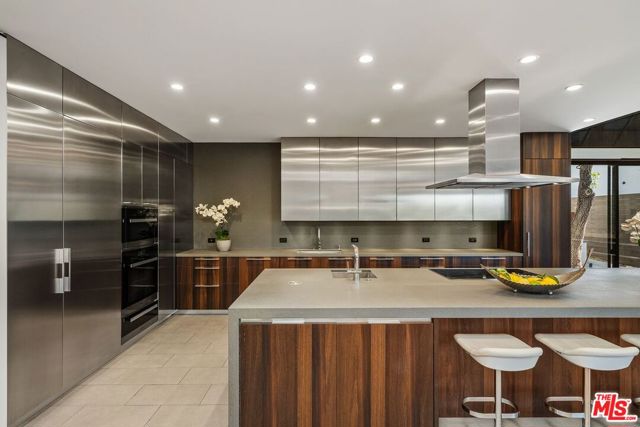 1005 Elden Way, Beverly Hills CA: https://media.crmls.org/mediaz/48bc0291-657e-489f-99bc-04812ab2a142.jpg