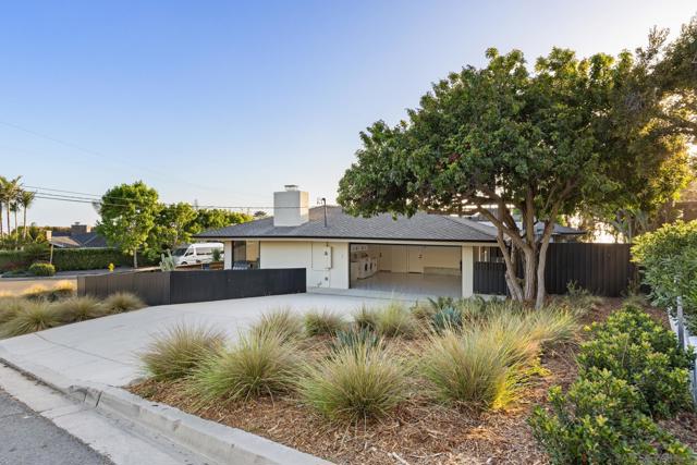 896 La Jolla Rancho Road, La Jolla CA: https://media.crmls.org/mediaz/48bc0ecb-e0b6-439d-9b80-d35407eac5c1.jpg
