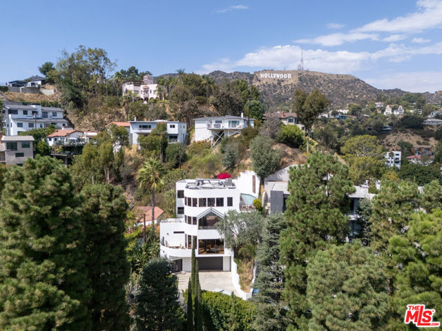 6469 Rodgerton Drive, Los Angeles CA: https://media.crmls.org/mediaz/48bce55a-5943-4d6a-8b96-0b507273d0ea.jpg
