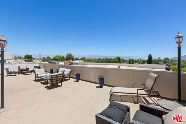 4202 Whitsett Avenue, Studio City CA: https://media.crmls.org/mediaz/48bcfcad-33d0-4b37-85cf-50e4b8fb374b.jpg