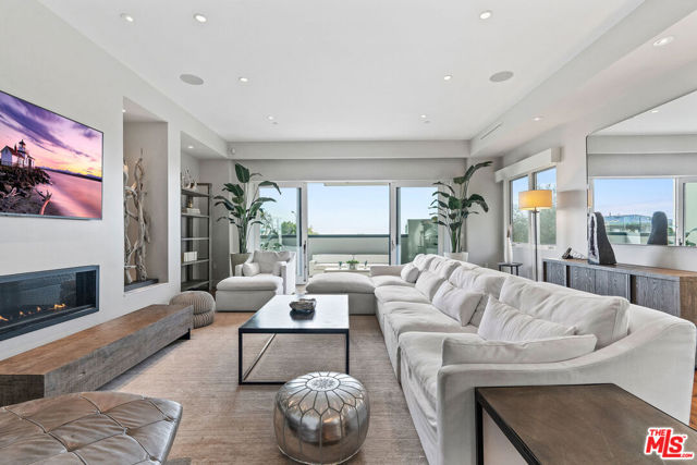 22065 Pacific Coast Highway, Malibu CA: https://media.crmls.org/mediaz/48bd6b0b-5d8e-492e-b24c-5fd22d778852.jpg