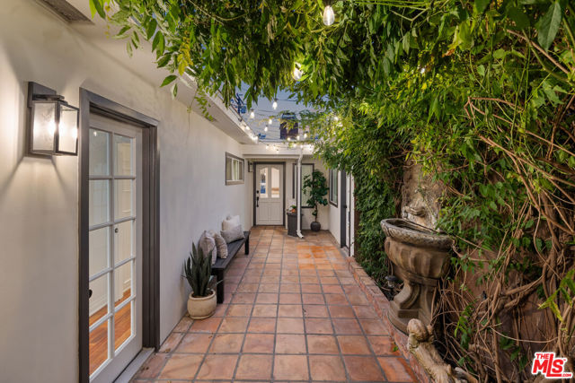 7363 W 87th Place, Los Angeles CA: https://media.crmls.org/mediaz/48bd6d06-69ef-42c6-9b1e-04240775b60d.jpg