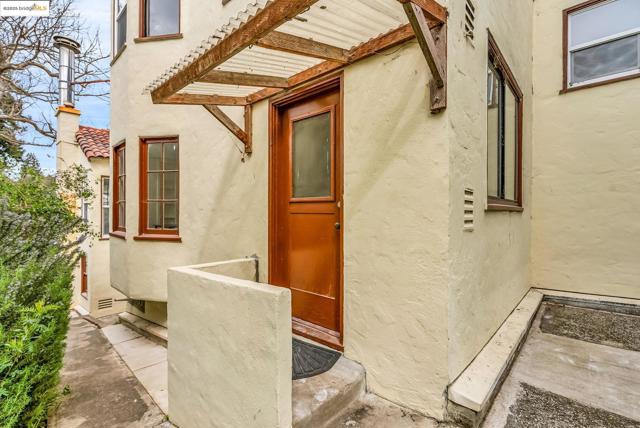 2340 Virginia St, Berkeley CA: https://media.crmls.org/mediaz/48bdaf63-cb70-4571-8ed3-99a8c3c9d262.jpg
