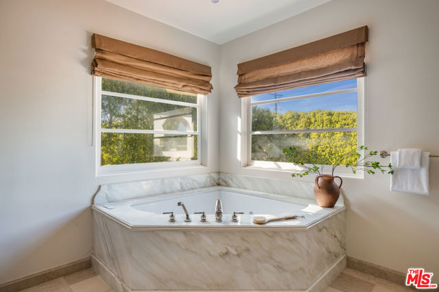 706 N Crescent Drive, Beverly Hills CA: https://media.crmls.org/mediaz/48bdd642-14d4-4561-851e-19130b977ef0.jpg