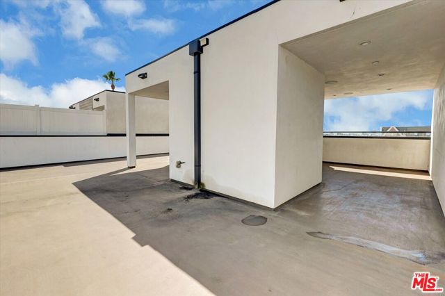 733 1/2 N Gramercy Place, Los Angeles CA: https://media.crmls.org/mediaz/48bf1bd0-3ed5-4a41-ac8c-c67ee221561e.jpg