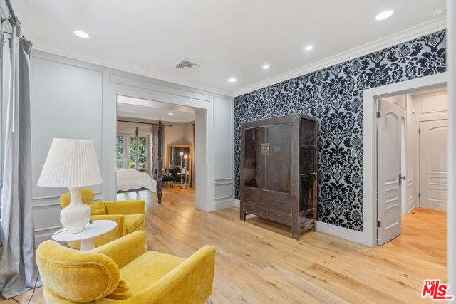 809 S Muirfield Road, Los Angeles CA: https://media.crmls.org/mediaz/48bf5c72-63b8-408e-94a8-31448163891e.jpg