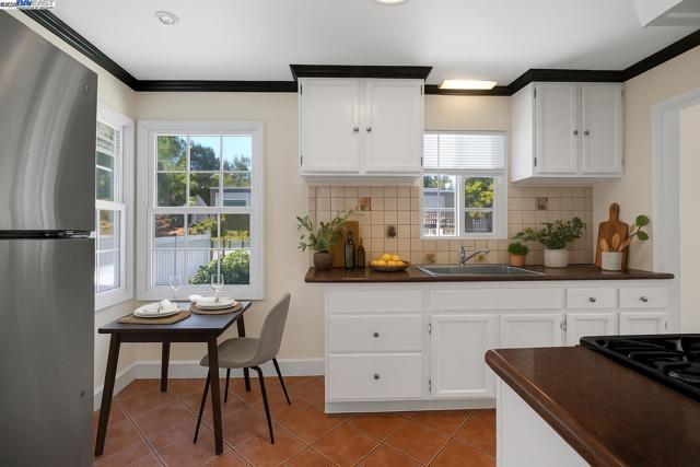 6133 Seminary Ave, Oakland CA: https://media.crmls.org/mediaz/48bf982c-7818-4f00-ad1d-adb2488b936b.jpg