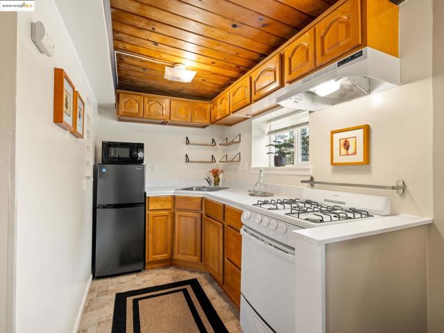 6866 Thornhill Dr, Oakland CA: https://media.crmls.org/mediaz/48c02c42-99c5-4efc-992b-e28b4c34e1ba.jpg