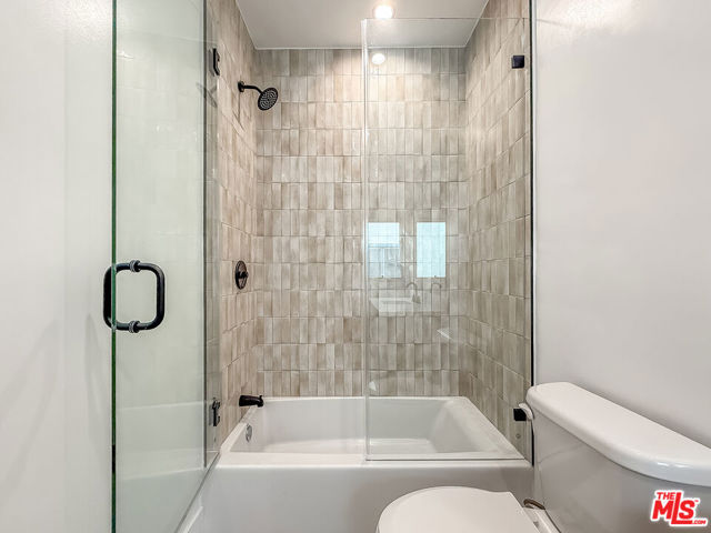150 N Arnaz Drive, Beverly Hills CA: https://media.crmls.org/mediaz/48c0ca73-3a33-4e6f-a08f-132080ece46b.jpg