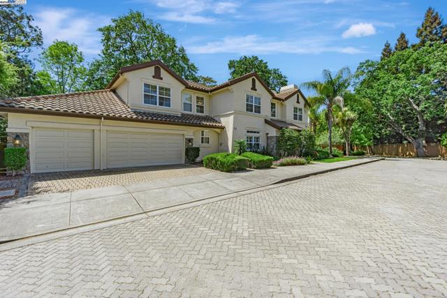 135 Cara Ct, Walnut Creek CA: https://media.crmls.org/mediaz/48c13143-8a94-4264-98bf-0ddadf7d5863.jpg