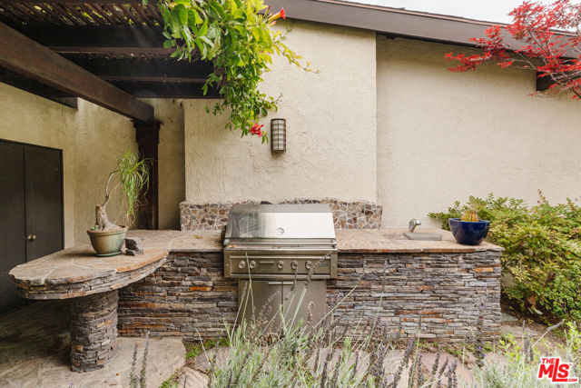 2208 Westridge Road, Los Angeles CA: https://media.crmls.org/mediaz/48c1c0b4-65c9-47e4-a2ee-69a147a6ec2a.jpg