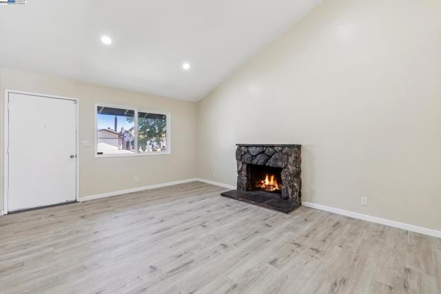 32555 Lake Bridgeport St, Fremont CA: https://media.crmls.org/mediaz/48c217a9-d32c-41e5-a339-0c602a58918e.jpg