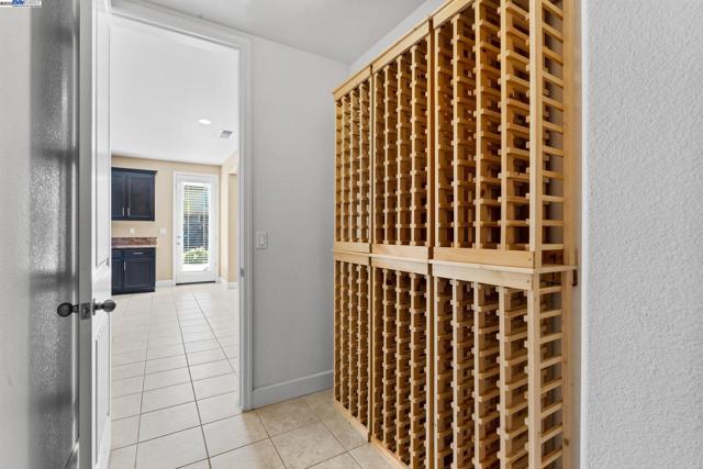 2255 Sugarloaf Ct, Brentwood CA: https://media.crmls.org/mediaz/48c27c87-ae00-4641-aaaf-8987c9d29131.jpg