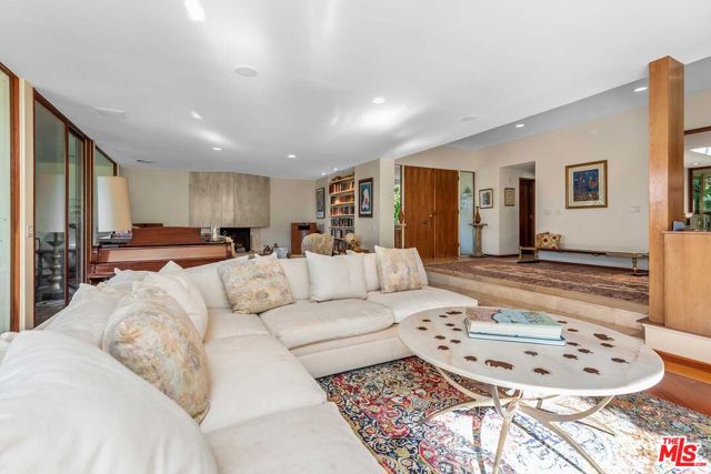 1925 Loma Vista Drive, Beverly Hills, California 90210, 4 Bedrooms Bedrooms, ,4 BathroomsBathrooms,Single Family Residence,For Sale,Loma Vista,23330125