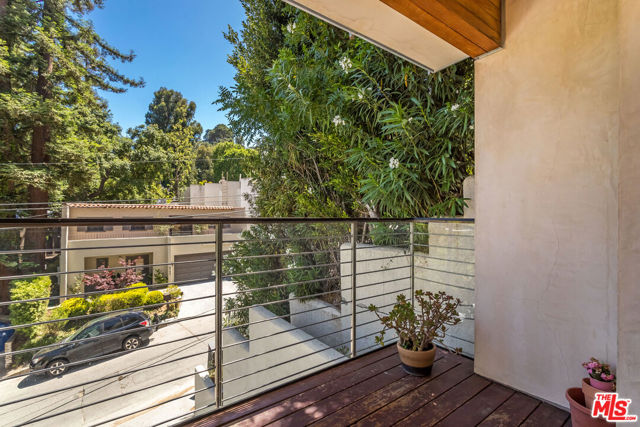 8783 Lookout Mountain Avenue, Los Angeles CA: https://media.crmls.org/mediaz/48c30e4b-7419-40ec-a89d-bd732bf12b9d.jpg