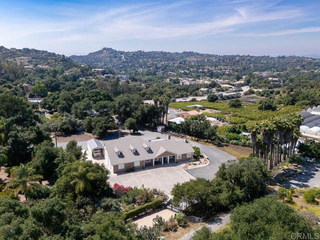 10166 Rancho Roble Rd., Escondido CA: https://media.crmls.org/mediaz/48c34653-ee24-4a69-8aae-229861ff3422.jpg