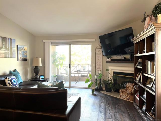 6970 Ballena Way, Carlsbad CA: https://media.crmls.org/mediaz/48c3a1e6-b679-4134-aae9-01adb8ad6520.jpg