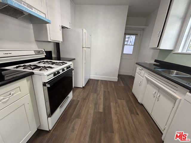1638 Greenfield Avenue, Los Angeles CA: https://media.crmls.org/mediaz/48c48313-c358-4685-8571-c30aff3e579d.jpg