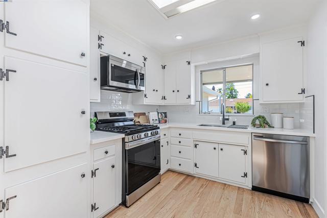 37972 Ballard Dr, Fremont CA: https://media.crmls.org/mediaz/48c58f2e-7ded-44ab-b2db-b466c85a28cb.jpg
