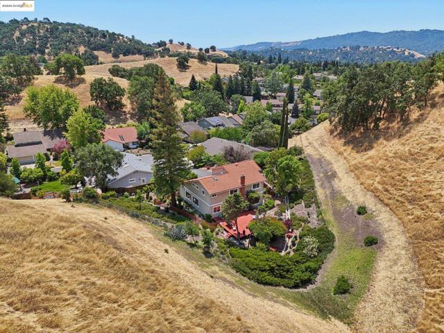 2353 Benham Ct, Walnut Creek CA: https://media.crmls.org/mediaz/48c5fdf8-7a33-4ef9-9909-3e3c970eb1f5.jpg