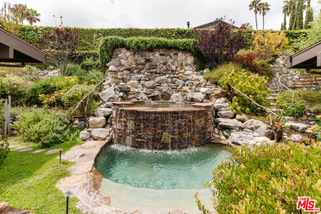 2208 Westridge Road