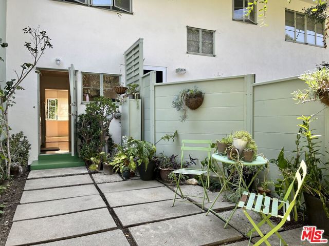 5205 Village, Los Angeles CA: https://media.crmls.org/mediaz/48c6ef65-74ab-4f79-9e71-9f52e4c5ee49.jpg