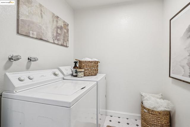 1075 Spruce Street, Berkeley CA: https://media.crmls.org/mediaz/48c78ac2-e83f-4d22-8bcd-5e987b8fb529.jpg