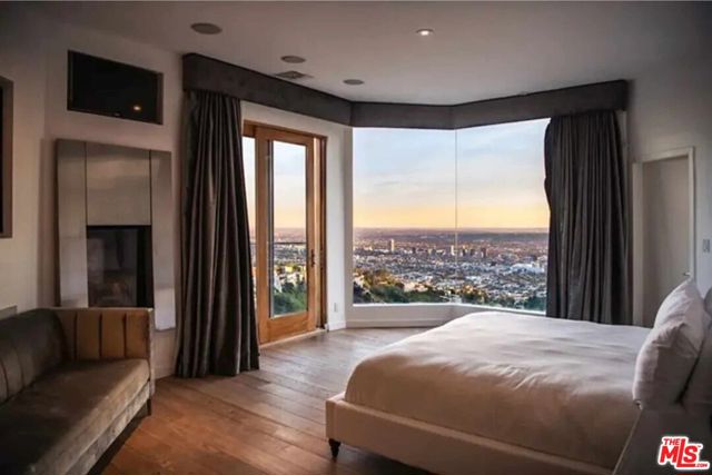 2183 Sunset Plaza Drive, Los Angeles CA: https://media.crmls.org/mediaz/48c7de0a-d820-4b2c-8254-8d2941b315c9.jpg