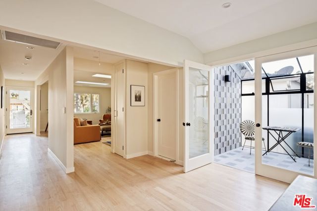 825 Coeur D Alene Avenue, Venice CA: https://media.crmls.org/mediaz/48c7f856-ab4f-4d75-ac14-7f44e2771040.jpg