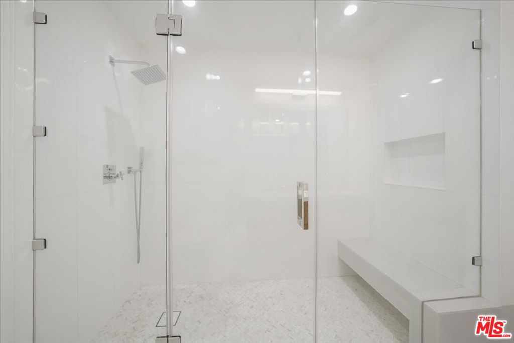 https://media.crmls.org/mediaz/48c824cf-7202-4db4-80c8-710c68c16bf4.jpg?preset=X-Large