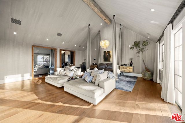 3396 Stone Ridge Lane, Los Angeles CA: https://media.crmls.org/mediaz/48c98569-a17e-43f5-964d-b91058adc395.jpg