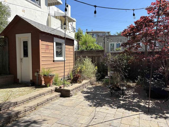 1024 Elsinore Ave, Oakland CA: https://media.crmls.org/mediaz/48ca47af-1a2b-499c-b58c-9527212ffc41.jpg