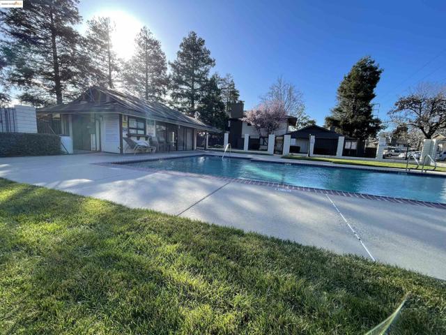 2416 Shadow Ln, Antioch CA: https://media.crmls.org/mediaz/48cad142-c12c-406c-bbd1-7baa2cdf3792.jpg