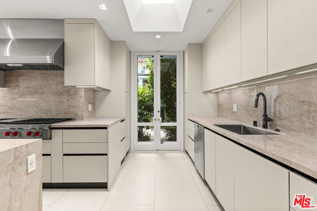 512 N Canon Drive, Beverly Hills CA: https://media.crmls.org/mediaz/48cb5ab5-220c-42e4-bcf4-06b37981ef30.jpg