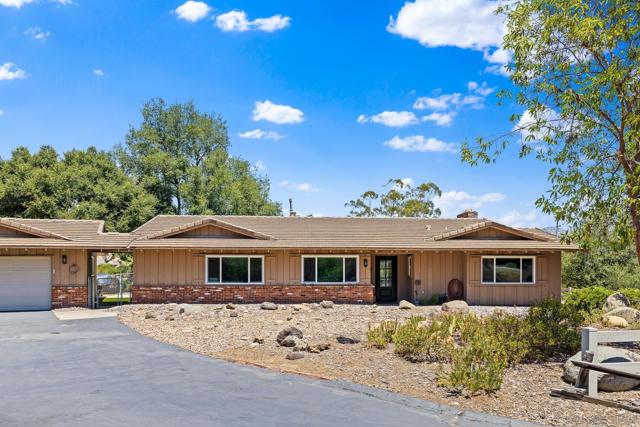 2686 Via Viejas, Alpine CA: https://media.crmls.org/mediaz/48cb7a71-5213-409a-871e-e974134d4b84.jpg