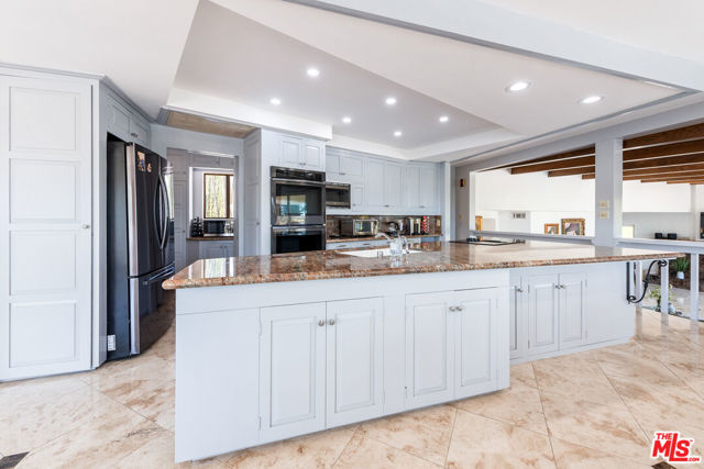 2357 Knob Hill Drive, Riverside CA: https://media.crmls.org/mediaz/48cc1f61-76a0-4f56-bb54-37a4d4744f59.jpg