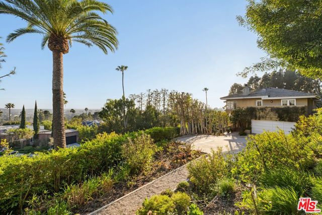 1114 Schuyler Road, Beverly Hills CA: https://media.crmls.org/mediaz/48cd0480-5e98-4b30-b74f-9528e81d470d.jpg