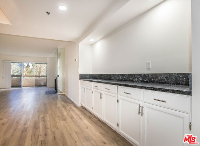 410 S Barrington Avenue, Los Angeles CA: https://media.crmls.org/mediaz/48cd834b-a003-44d6-945f-69df37b96b1e.jpg