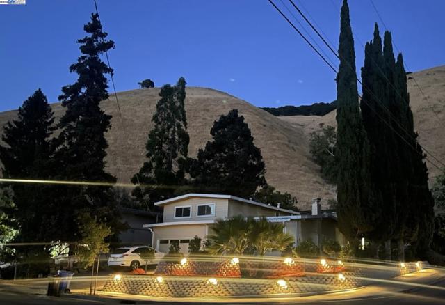 38526 Canyon Heights Drive, Fremont CA: https://media.crmls.org/mediaz/48cdd345-7250-40d2-b971-c90b52818cb2.jpg