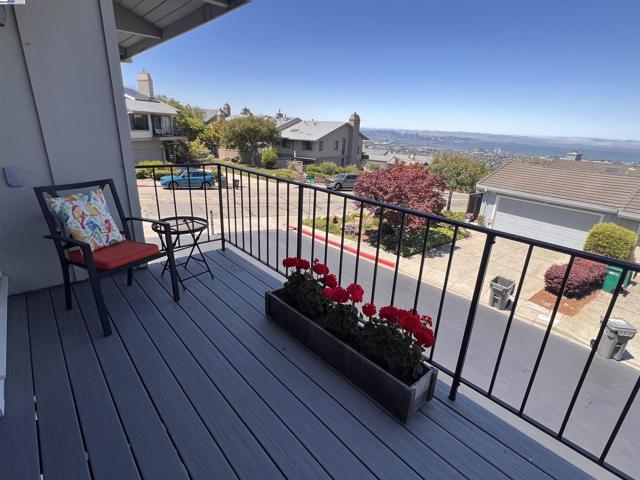 37 Binnacle Hl, Oakland CA: https://media.crmls.org/mediaz/48ce5c5b-d5dc-47f6-8e7e-c64c40f4d565.jpg