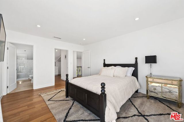 400 Chautauqua Boulevard, Pacific Palisades CA: https://media.crmls.org/mediaz/48ce9cdb-92ce-4c6f-9e08-3bed12b245e4.jpg