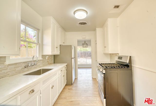 7926 Lasaine Avenue photo 6