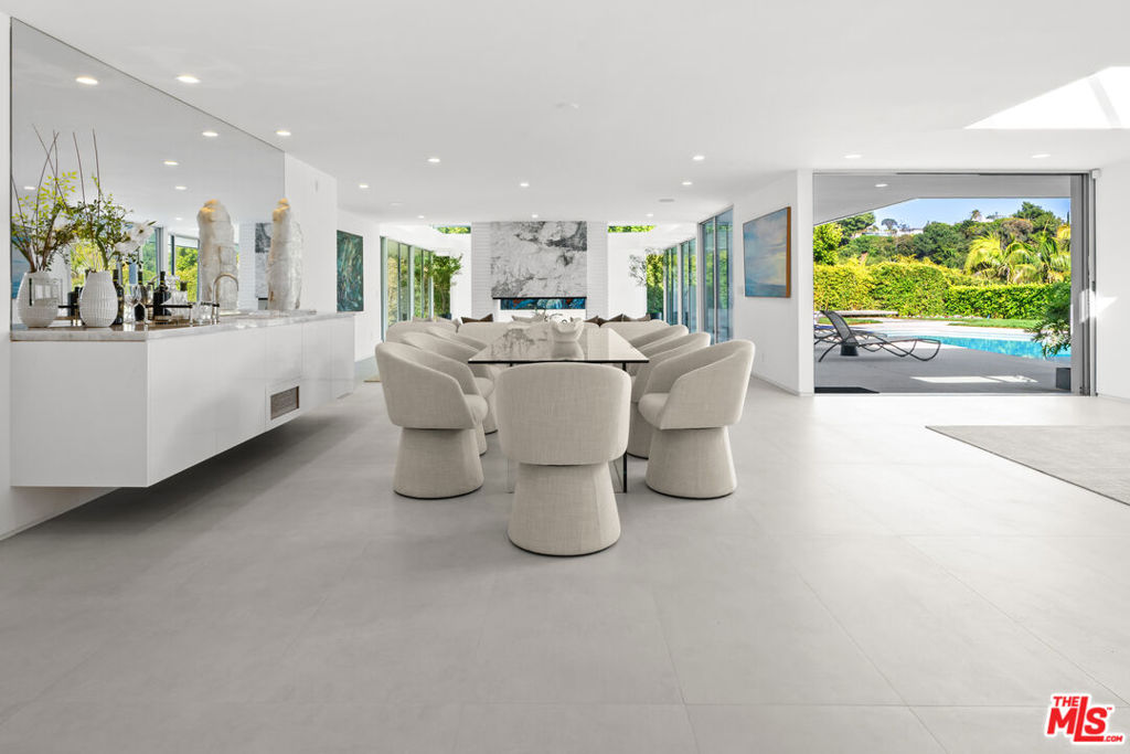 https://media.crmls.org/mediaz/48cf7747-bc71-4487-a6b2-ea313d416383.jpg?preset=X-Large