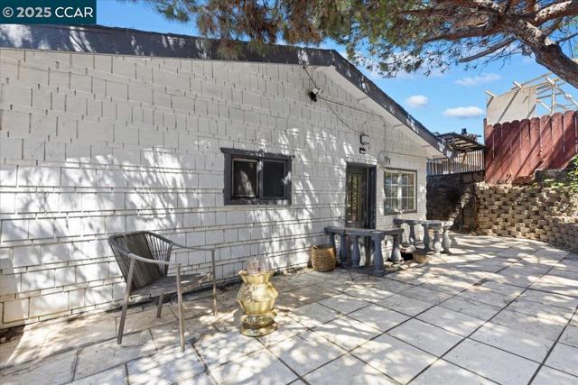 3220 Champion St, Oakland CA: https://media.crmls.org/mediaz/48cfa5c0-5bdd-407a-b5c3-f26db8087cd8.jpg